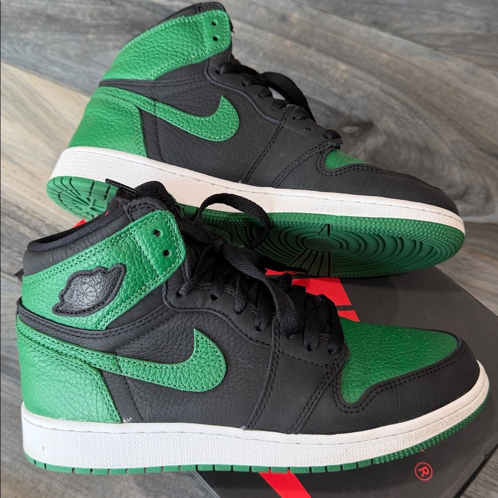 Nike Air Jordan 1 retro High pine Green and Black Sneakers - Picture 6 of 8